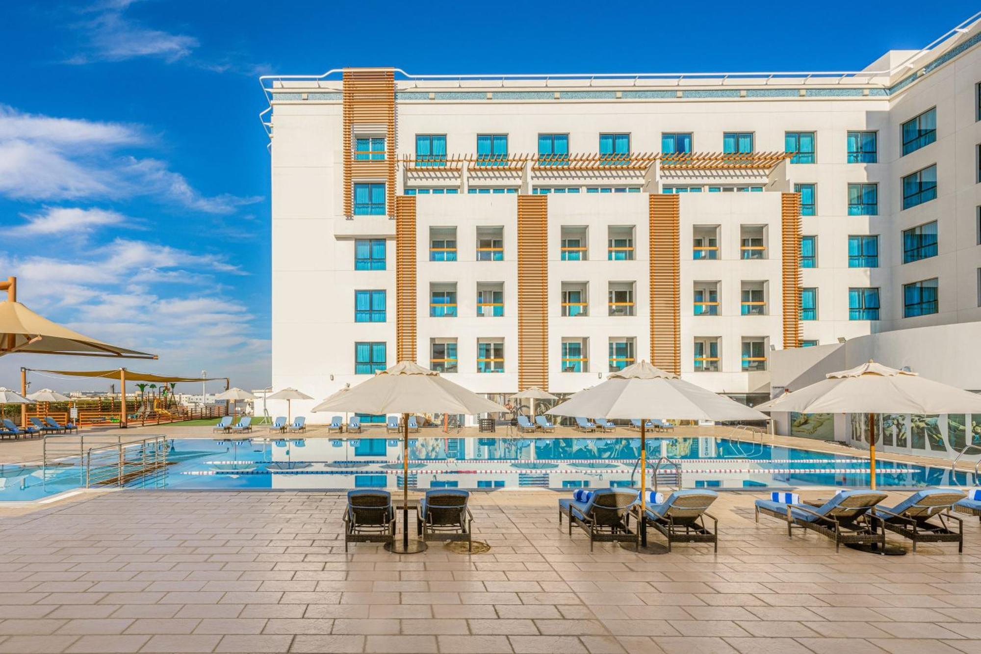 Four Points By Sheraton Al Ain Exterior foto The hotel's pool