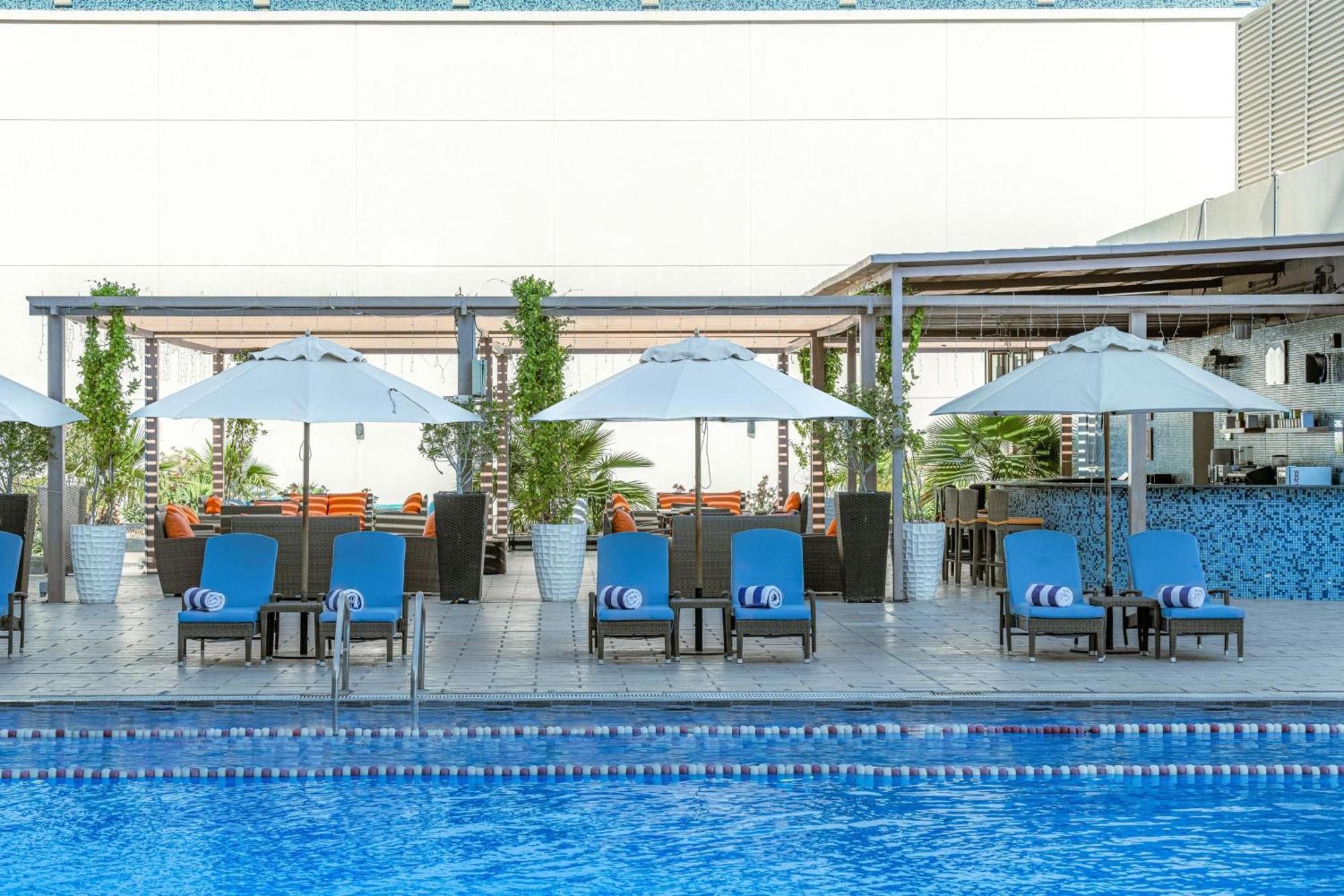 Four Points By Sheraton Al Ain Exterior foto The pool at the hotel
