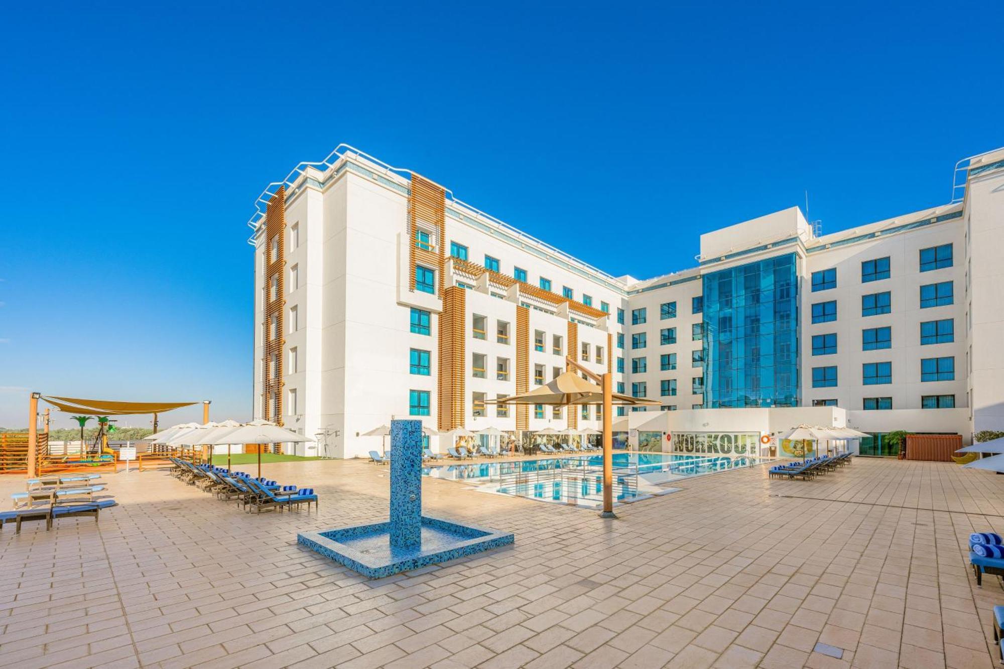Four Points By Sheraton Al Ain Exterior foto The hotel's swimming pool