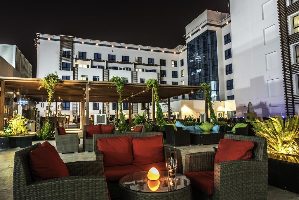 Four Points By Sheraton Al Ain Exterior foto The hotel's rooftop lounge